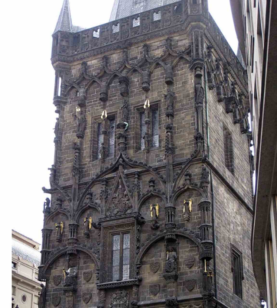 Torre de Pólvora (Prašná brána) - Construída em 1475 como uma das entradas da cidade, a Torre de Pólvora é um exemplo da arquitetura gótica de Praga. Era utilizada para armazenar pólvora no século XVII e oferece uma vista panorâmica da Cidade Velha.