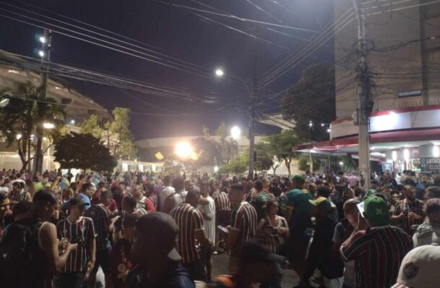 Torcedores do Fluminense demonstram confiança para decisão contra o rebaixamento