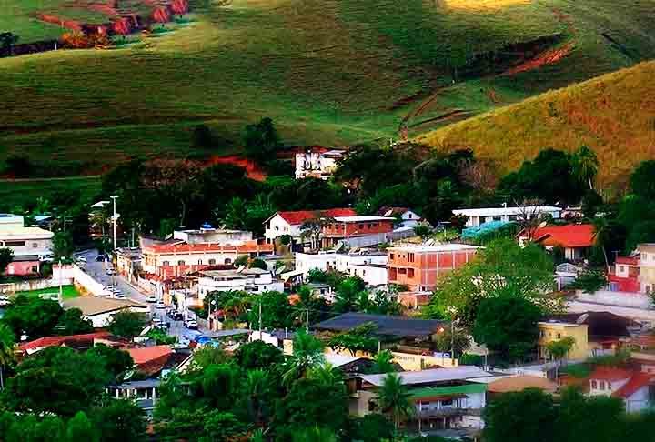 O caso ocorreu no criadouro Macuco e, desde que a ave nasceu, tem sido alvo de curiosidade, pois tem características de ambas as espécies, num cruzamento que, segundo os biólogos, acontece raramente. 