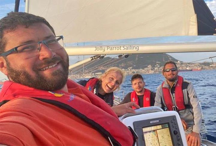 Em 2023, Greg Blackburn, que estava a bordo de uma embarcação que sofreu um dos ataques, disse que o bando tinha seis orcas e que uma maior apareceu, dando impressão de que seria mãe do grupo. 