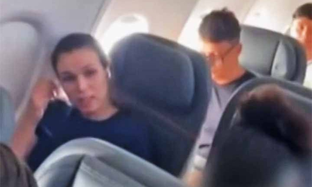 O vídeo mostra Jennifer Castro acomodada em um assento próximo à janela do avião com fones de ouvido e tentando ignorar a mulher que a constrange e hostiliza com a filmagem. Ela chega a fechar os olhos para tentar dar fim à polêmica.
 -  (crédito:  Reprodução de vídeo TV Globo)