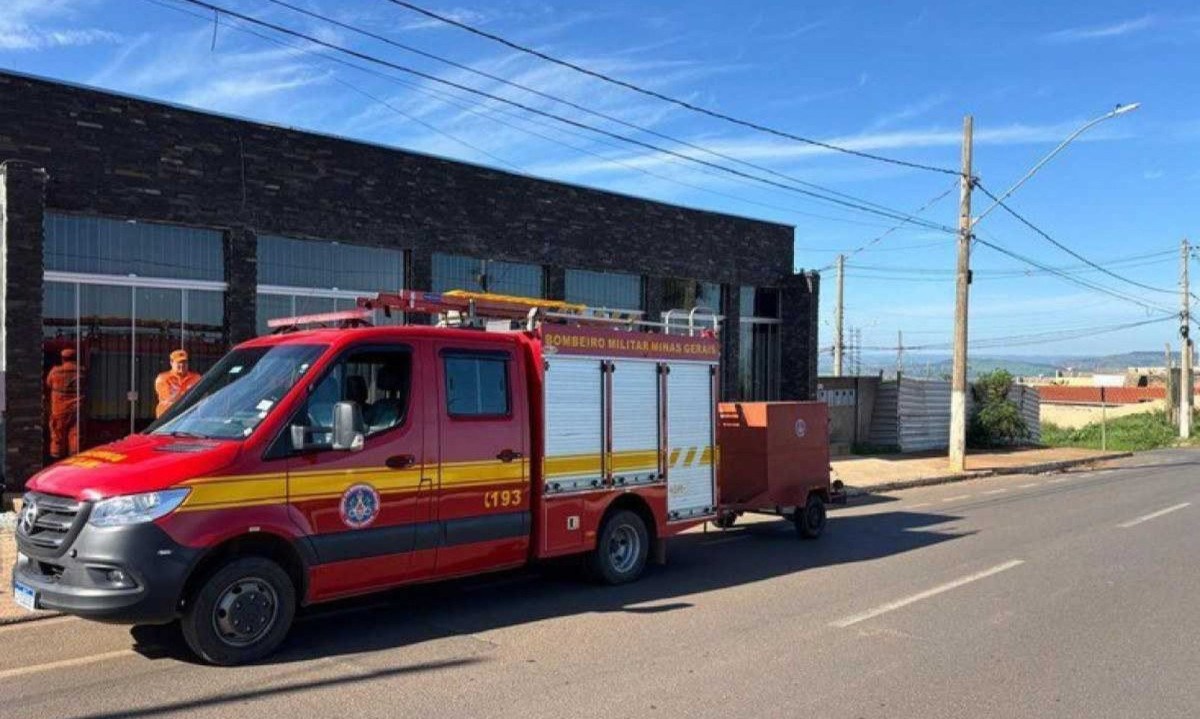 Corpo de Bombeiros e Polícia Militar foram acionados para ocorrência de ataque de cachorro solto em Patos de Minas -  (crédito: CBMMG)