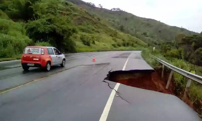 Até crateras como essa costumam aparecer na malha rodoviária de Minas -  (crédito: Polícia Rodoviária Federal / Divulgação )