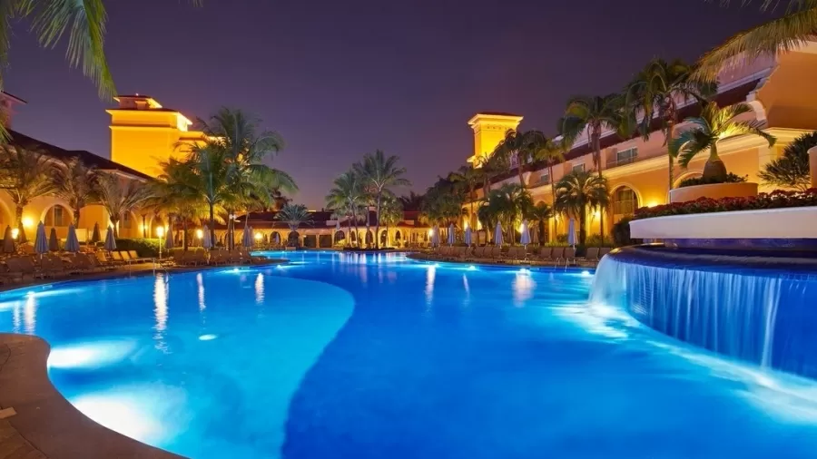 Piscina com cascata do Royal Palm Plaza, em Campinas
 -  (crédito: Divulgação/@royalpalmplazaresort)