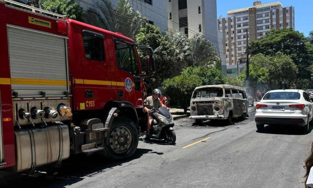O inc&ecirc;ndio foi debelado por volta das 12h e ningu&eacute;m se feriu -  (crédito: FOTO: Leandro Duarte)