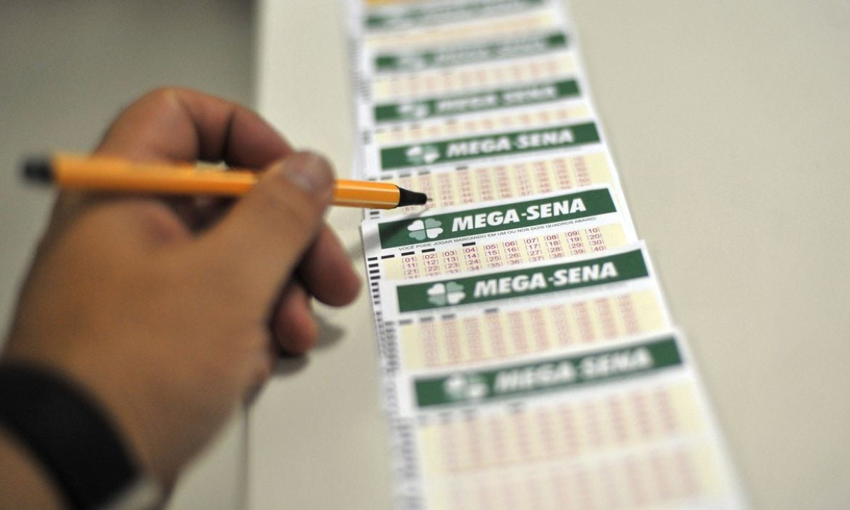Mega-Sena acumula e vai a R$ 100 milh&otilde;es -  (crédito: Marcello Casal Jr/Ag. Brasil)