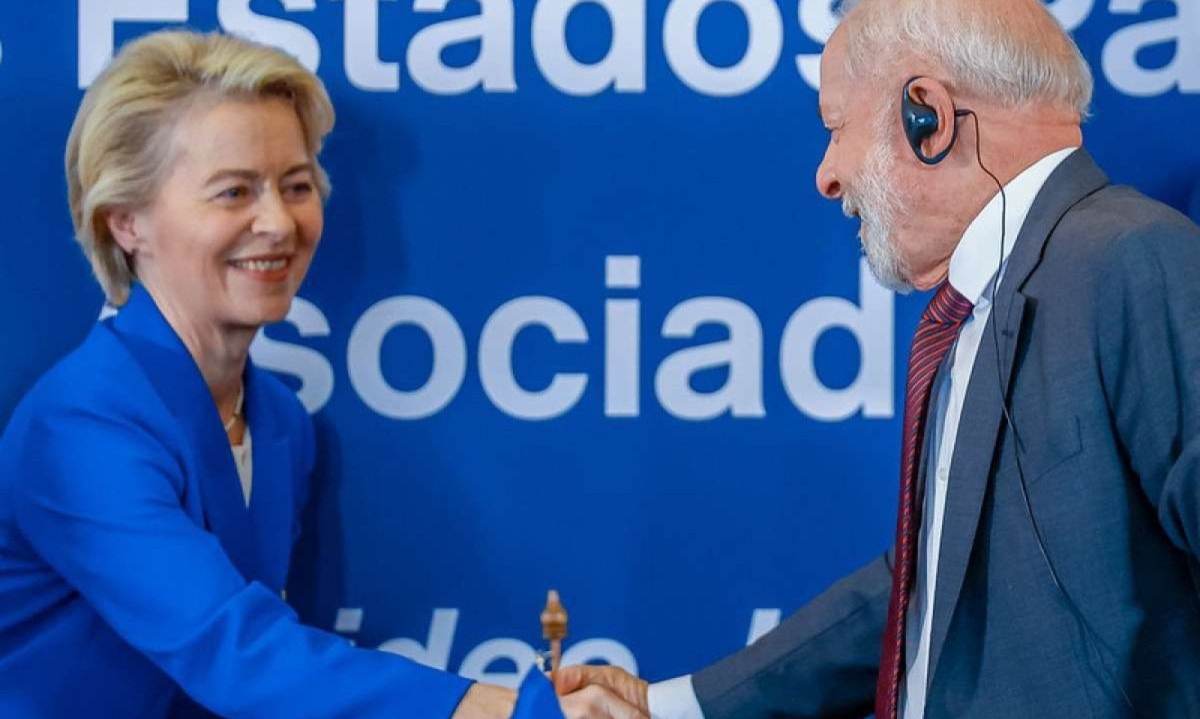 Lula e Ursula von der Leyen, presidente da Comissão Europeia, no Uruguai, onde Mercosul e UE concluíram negociações de acordo após 25 anos -  (crédito: Ricardo Stuckert/PR)