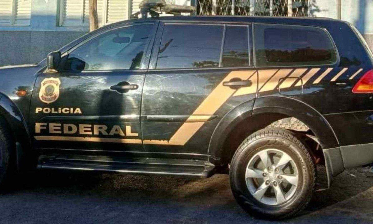 As buscas acontecem em seis residências, na sede da Prefeitura de Augusto de Lima e em um escritório em um posto de combustíveis na cidade -  (crédito: Reprodução/Polícia Federal)