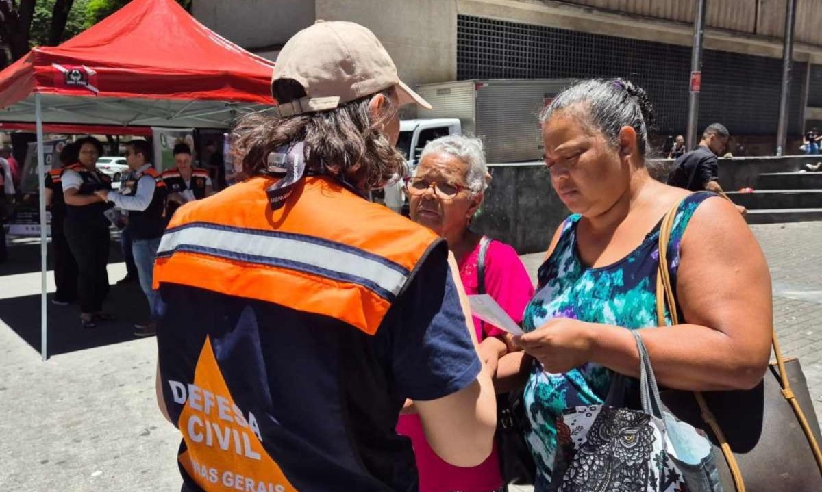Defesa Civil de Minas Gerais distribuiu panfletos para divulgar ações para o período de chuvas -  (crédito: Jair amaral/EM/D.A Press)