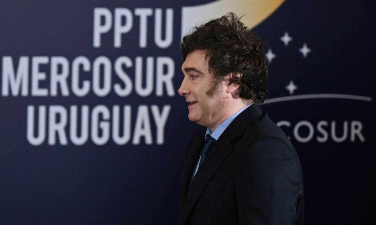 O ultraliberal Milei discursou em Montevidéu durante a 65ª cúpula do Mercosul -  (crédito: EITAN ABRAMOVICH/AFP)
