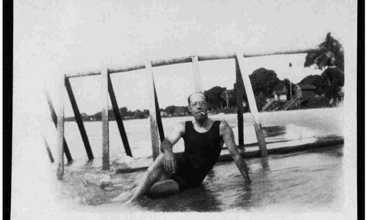 Mário de Andrade na Praia do Chapéu Virado, em Belém, em maio de 1927 -  (crédito:   divulgação)