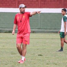 Wesley Natã (com a bola) com técnico do Fluminense, Rômulo Rodríguez, ao fundo -  (crédito: Foto: LEONARDO BRASIL/ FLUMINENSE FC)