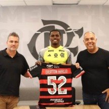 Evertton Araújo em assinatura do novo contrato pelo Flamengo - (crédito: Foto: Gilvan de Souza / Flamengo) Evertton Araújo em assinatura do novo contrato pelo Flamengo - (crédito: Foto: Gilvan de Souza / Flamengo)