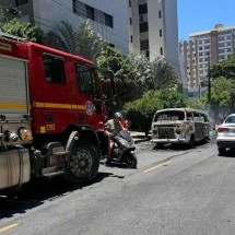 Kombi pega fogo próximo ao Shopping Diamond Mall em BH; veja o vídeo - FOTO: Leandro Duarte
