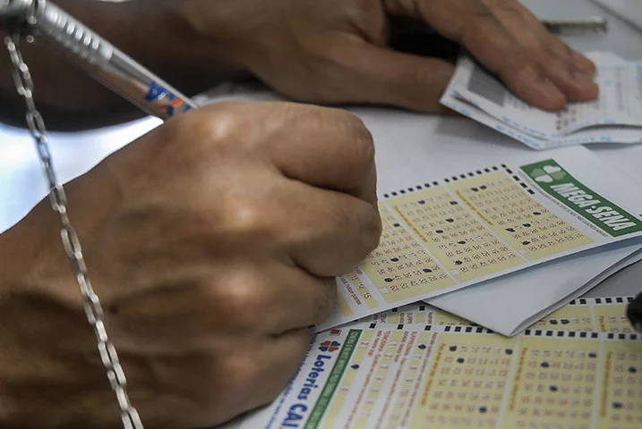 Mega-Sena 2841: confira quanto rende o prêmio de R$ 3 milhões - Marcello Casal Jr / Agência Brasil
