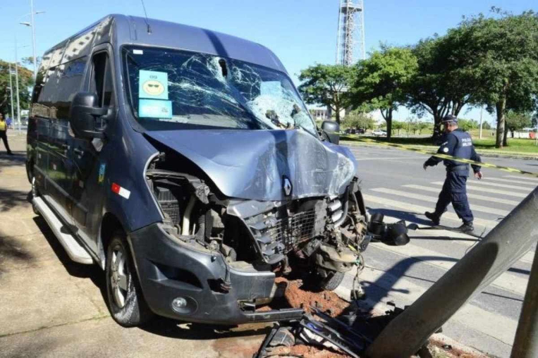 Motorista é atingido por barras de ferro em acidente de trânsito e fica ferido - Motorista é atingido por barras de ferro em acidente de trânsito e fica ferido