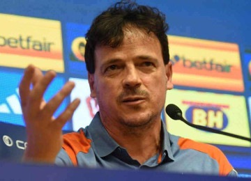 No Cruzeiro, Fernando Diniz conseguiu apenas duas vitórias, mesmo assim, no sufoco, irritando a torcida, que pediu a sua saída -  (crédito: Gladyston Rodrigues/EM/D.A Press)