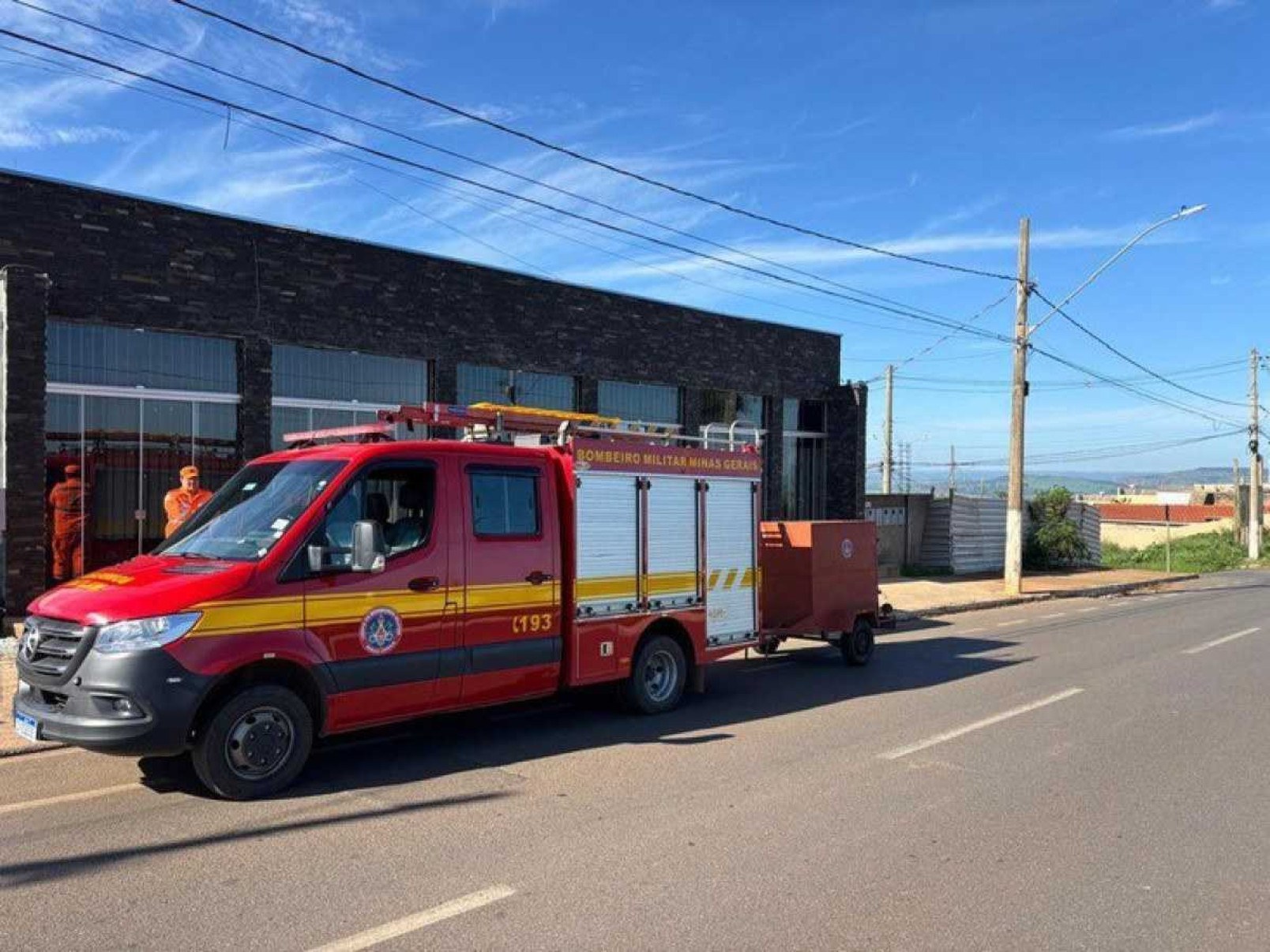 MG: pitbull solto deixa dois homens feridos em ponto de ônibus