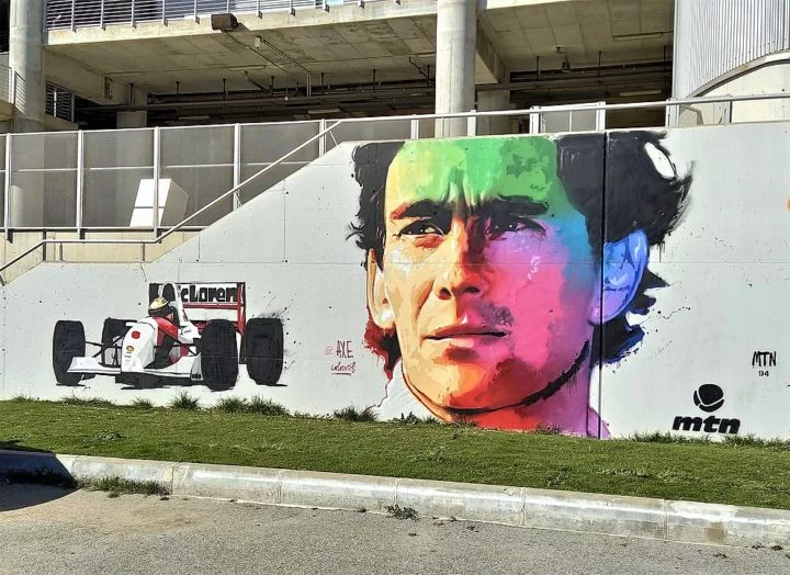 Para além das conquistas nas pistas, Ayrton Senna se tornou um símbolo de esperança e inspiração para milhões de pessoas ao redor do mundo.