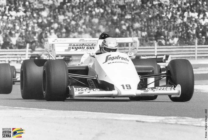 Senna começou sua carreira na Fórmula 1 em 1984 pela equipe Toleman, e em 1985 passou a correr pela Lotus, onde alcançou suas primeiras vitórias.