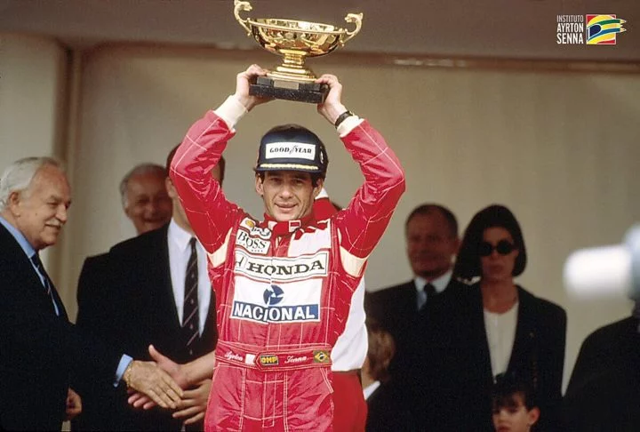 Em termos de conquistas, Senna foi gigante. Ele foi tricampeão mundial (1988, 1990 e 1991), com 41 vitórias e 65 pole positions.