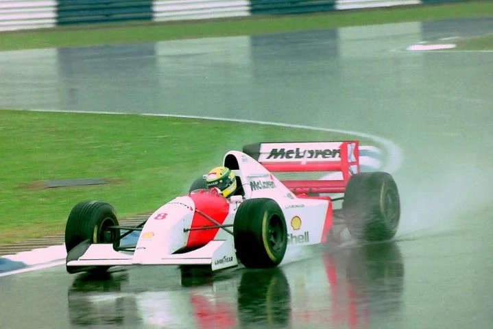 Desde cedo, Senna demonstrava uma capacidade impressionante de correr em condições adversas, como chuva intensa. 