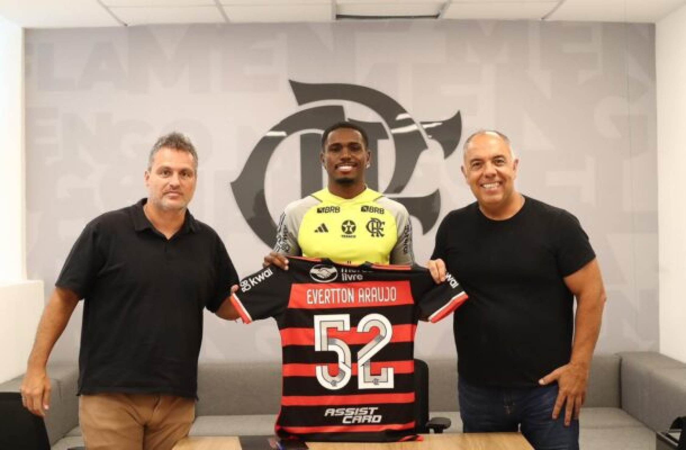 Flamengo renova contrato com Evertton Araújo