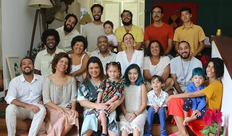 Gilberto Gil - O cantor baiano teve 8 filhos, sendo que um deles, Pedro Gil, morreu em 1990, aos 19 anos, em um acidente de carro. O artista está no quarto casamento e só não teve filhos com a cantora Nana Caymmi. Com a atual mulher, Flora, tem 3 filhos. A cantora Preta Gil é filha de Gil com Sandra Gadelha. 