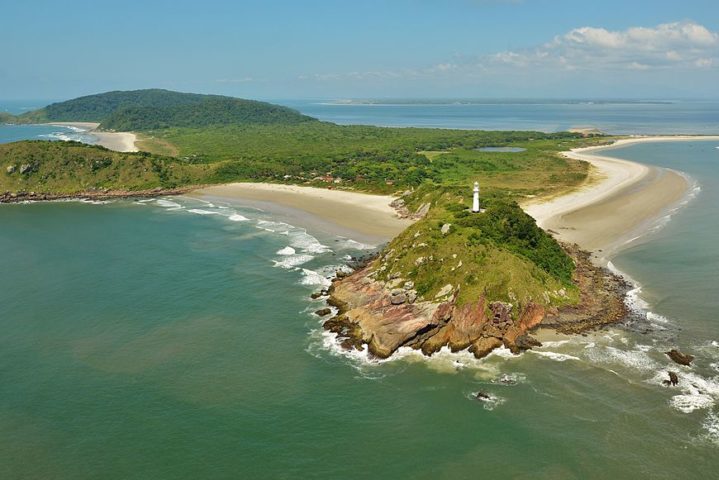 O Paraná é lar de algumas das atrações mais conhecidas e visitadas do Brasil, como as Cataratas do Iguaçu, uma das sete maravilhas naturais do mundo, e a Ilha do Mel (foto), famosa por suas praias preservadas. 