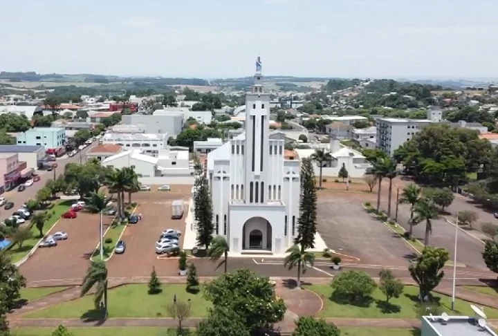 Fundada em 30 de novembro de 1946, a cidade tem cerca de 32 mil habitantes, segundo o IBGE.