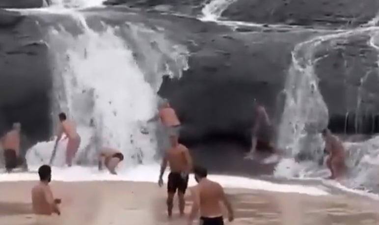 Foi na Praia de Itacoatiara  uma das mais belas praias oceânicas do estado do Rio de Janeiro, bastante frequentada por quem quer se refrescar num ambiente de beleza natural. 