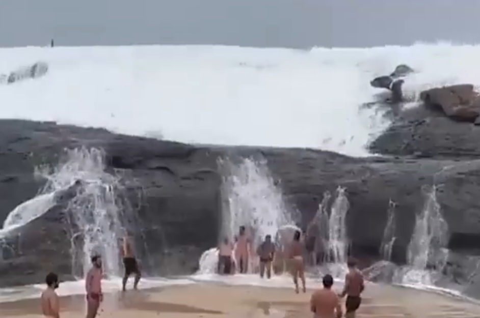 De repente, um volume gigantesco de água se aproximou chamando atenção de algumas pessoas, mas sem ser percebido imediatamente por outras.