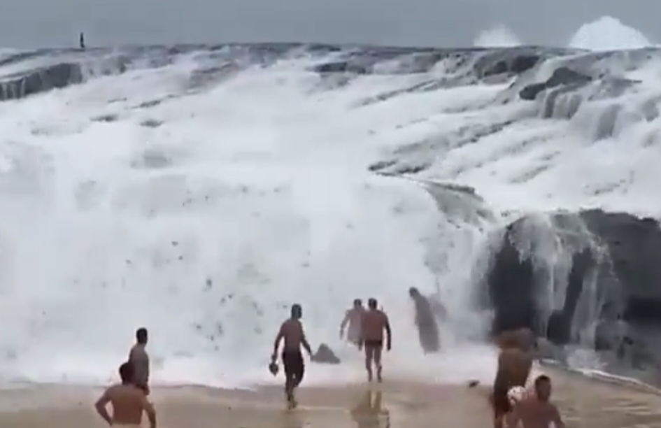 O aumento repentino e brusco do volume de água é visível nas imagens. As pessoas se assustam e várias começam a correr. 