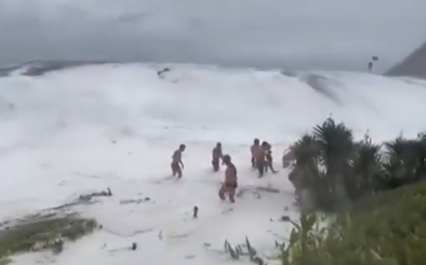 As pessoas tentaram correr o mais rápido possível para longe, já que a á agua ganhava velocidade e volume, batendo perigosamente nas pedras.