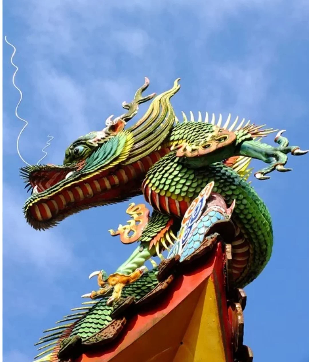 Dragão - Poderoso símbolo de boa sorte e proteção em várias culturas. Representando força e sabedoria, pode ser encontrado em formas variadas, como estátuas e joias. Na cultura chinesa, é associado à prosperidade e boa fortuna, sendo considerado auspicioso tê-lo em casa ou no local de trabalho