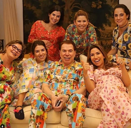 Sílvio Santos - Morto em 17 de agosto de 2024, o comunicador e empresário carioca teve 6 filhas (5 biológicas e 1 adotiva).  Cintia e Silvia (adotada) são da primeira união, com Cidinha, morta em 1977. As outras são do casamento com Iris, com quem foi casado de1981 até o fim de sua vida.