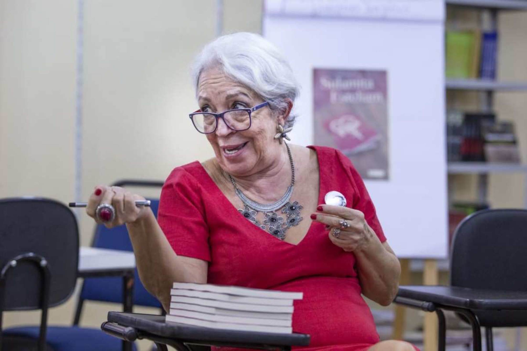 Sulamita Esteliam autografa hoje, em BH, 'O livro de Dora e suas irmãs'