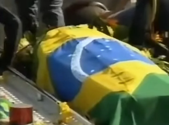 Ao todo, em torno de 2 milhões de pessoas participaram de todas as cerimônias, incluindo o cortejo final até o Cemitério do Morumbi. Relembre a carreira e a vida de Ayrton Senna!