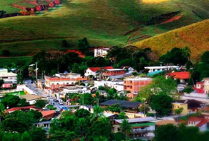 O caso ocorreu no criadouro que também se chama Macuco , homônimo do município fluminense, e, desde que a ave nasceu, tem sido alvo de curiosidade. O animal tem características de ambas as espécies, num cruzamento que, segundo os biólogos, acontece raramente. 