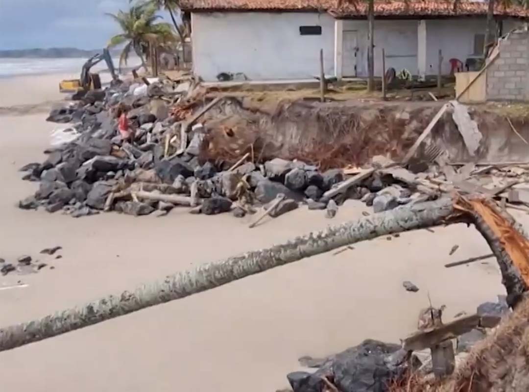 Pedro Walfir, professor da Universidade Federal da Bahia e membro da equipe de zona costeira do MapBioomas, declarou à Revista Veja que o avanço da infraestrutura urbana tem agravado o problema. 