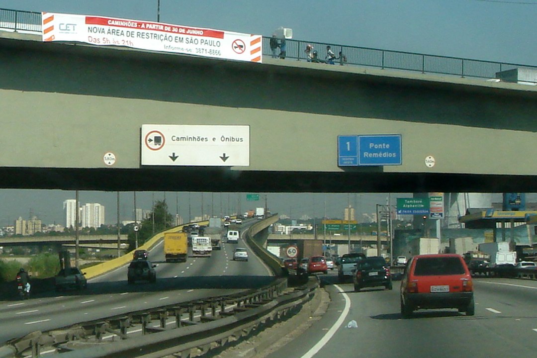 Além disso, as válvulas podem travar. Como os cilindros trabalham com um combustível seco, a falta de lubrificação pode causar avaria. O ideal é usar gasolina ou o álcool por 5 km todos os dias.