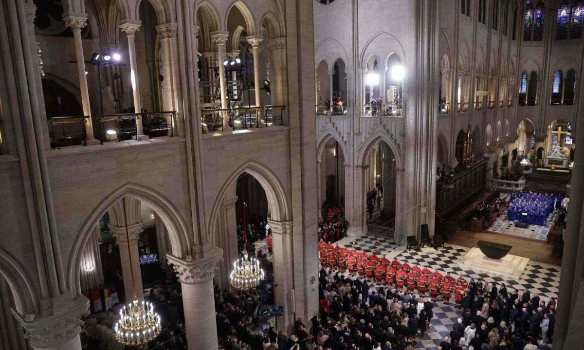 Desfile de bombeiros franceses durante uma cerimônia para marcar a reabertura da histórica Catedral de Notre-Dame, no centro de Paris, em 7 de dezembro de 2024. Cerca de 50 chefes de estado e de governo são esperados na capital francesa para comparecer à cerimônia que marca a reconstrução da obra-prima gótica cinco anos após o incêndio de 2019 que devastou o marco do patrimônio mundial e derrubou sua torre. Cerca de 250 empresas e centenas de especialistas fizeram parte do projeto de restauração de cinco anos a um custo de centenas de milhões de euros. (Foto de Christophe PETIT TESSON / POOL / AFP) -  (crédito: Christophe PETIT TESSON / POOL / AFP)