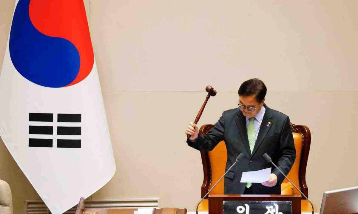 Presidente da Assembleia Nacional, Woo Won-shik, bateu o martelo para anunciar que sessão não ocorreria por esvaziamento do plenário -  (crédito: Jeon Heon-Kyun/Pool/AFP)