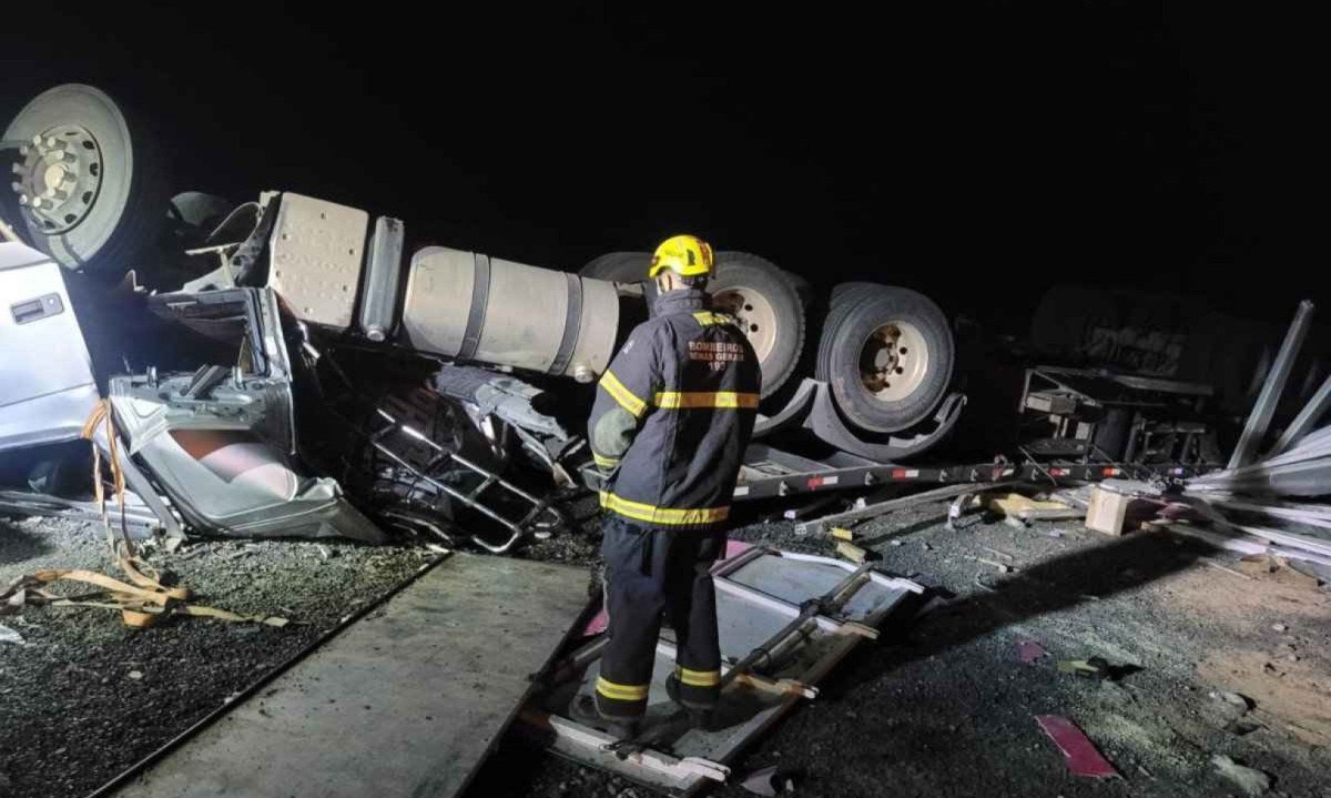 Acidente aconteceu na altura do quilômetro 420, próximo ao trevo de acesso à cidade de Riacho dos Machados, no Norte de Minas -  (crédito: CBMMG)