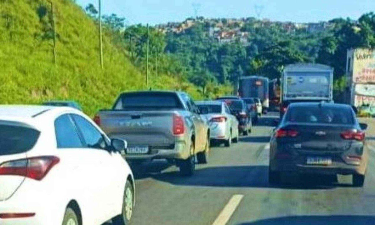 Trânsito é lentos nos dois sentidos da BR-381, em Sabará, devido a acidente -  (crédito: Redes Sociais)