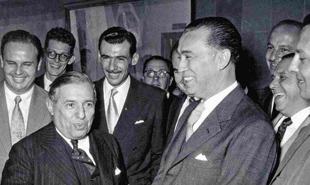 Assis Chateaubriand e o então presidente Juscelino Kubitschek na solenidade de inauguração da TV Itacolomi, em BH, em 1955
 -  (crédito: O Cruzeiro/Arquivo Estado de Minas – 8/11/1955)