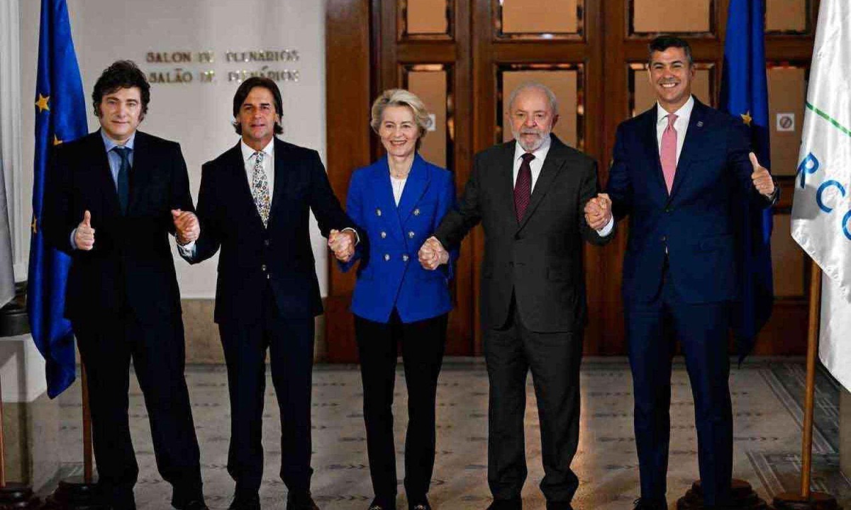  Presidentes da Argentina (E), do Uruguai, da Comissão Europeia, do Brasil e do Paraguai celebram acordo Mercosul – União Europeia -  (crédito: Eitan Abramovich/AFP)