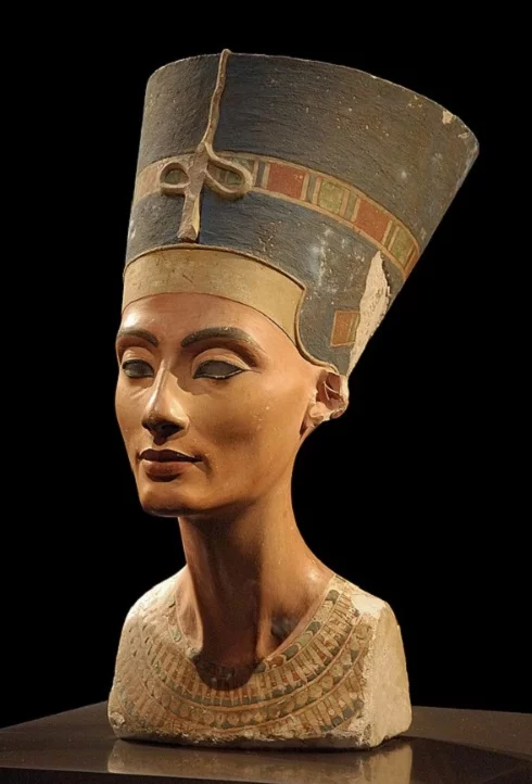 A história misteriosa de Nefertiti; busto de Rainha egípcia foi encontrado há 112 anos - Philip Pikart/Wikimedia Commons