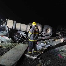 Carreta capota, fica com as rodas para cima e motorista morre em MG - CBMMG