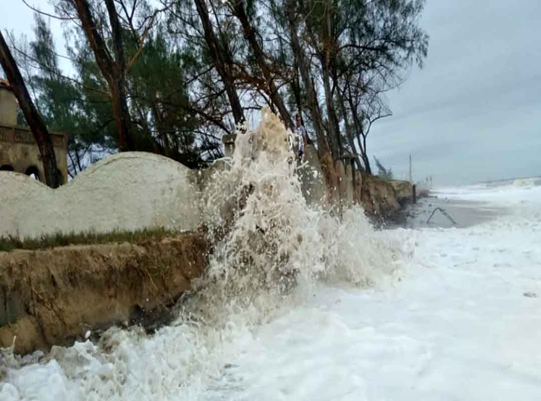 O avanço do mar no balneário já chegou a mais de dez quarteirões e destruiu centenas de imóveis. 